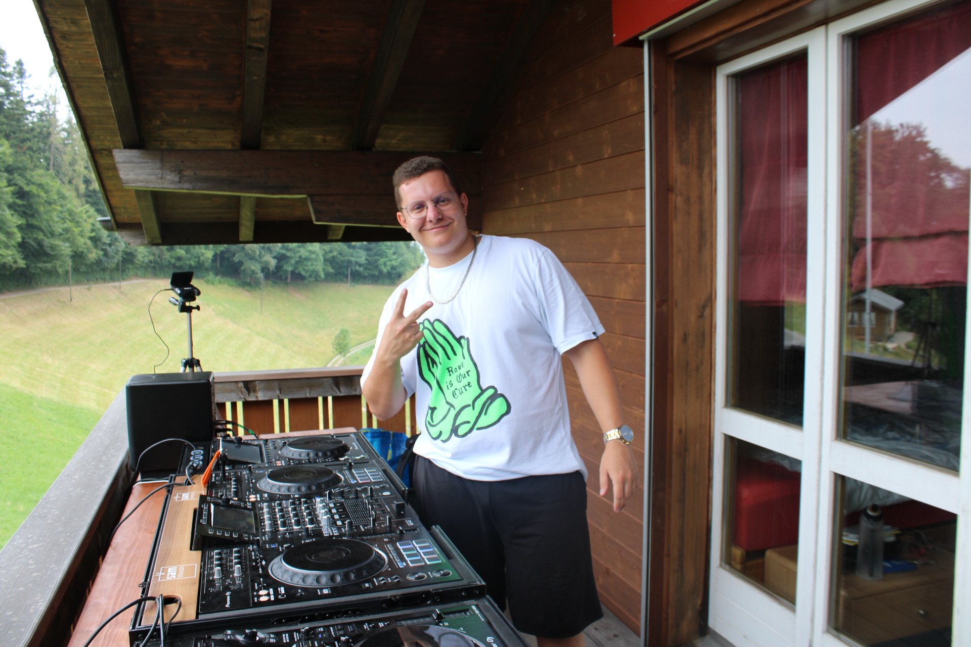 MiteX posiert vor dem DJ Pult während einer Live-Performance für Youtubeset